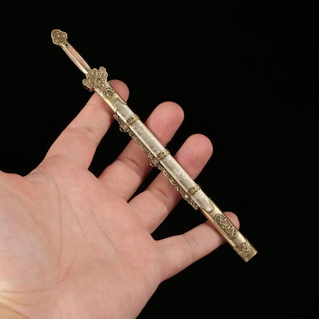 Miniatura de Espada Chinesa Antiga Estilo Ming em Aço 440C com Detalhes em Concha Metálica - 16,5 cm 1:6