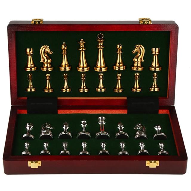 Conjunto de Xadrez Luxuoso em Metal e Madeira com Tabuleiro Requintado e Acessórios para a Família