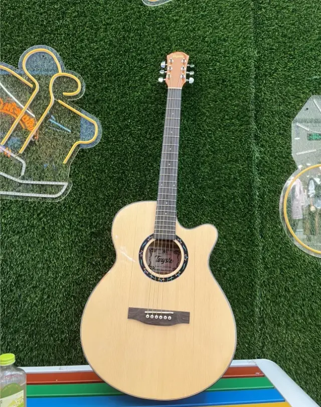 Guitarra Acústica Tayste com Cordas Chinesas: Som e Qualidade em Cada Nota