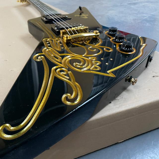 Guitarra elétrica clássica personalizável de 6 cordas com escultura dourada, 22F e tonificação perfeita, cor preta - sucesso de vendas direto da fábrica