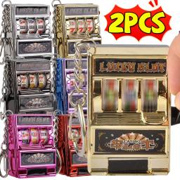 2 pçs mini jogo slot máquina chaveiros criativo arcade bolso fruta sorte jackpot gadget antiestresse brinquedo jogos engraçados chaveiro - Image 1