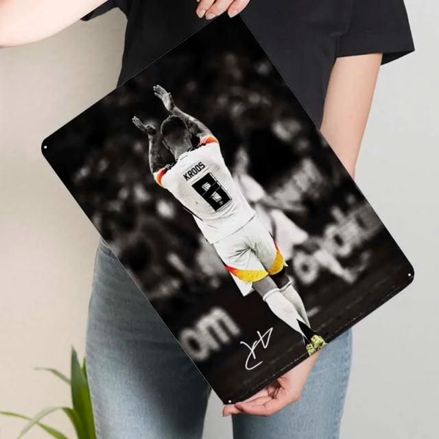 Placa de Metal Decorativa de Esportes com Toni Kroos - Arte de Parede para Caverna e Quarto