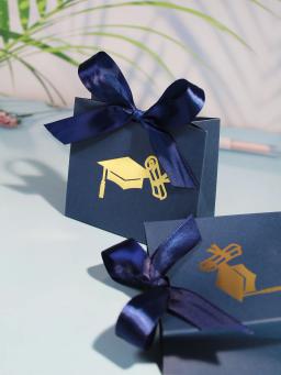 Elegante Graduação Gift Box, Azul Marinho, Gold Embossed Cap e Certificado Design, Perfeito para Festas de Graduação e Convites - Image 4