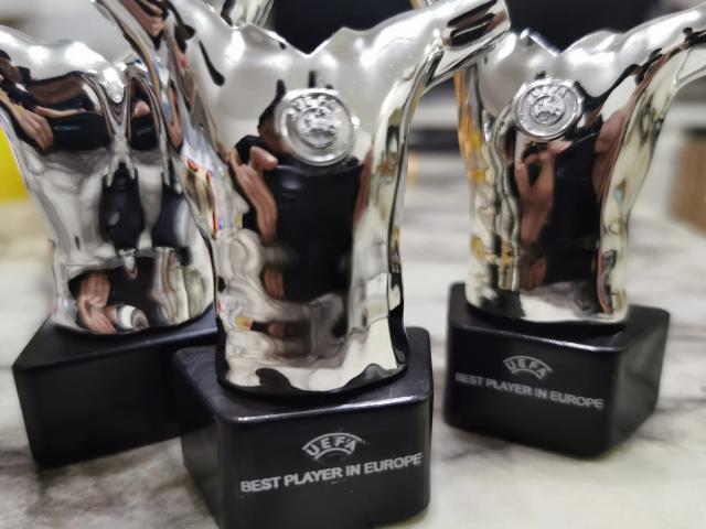 Copa Miniatura em Troféu: Homenagem ao Melhor Jogador da Europa para Recordações de Futebol