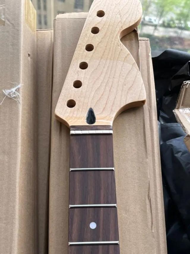 Pescoço de Guitarra em Jacarandá com 22 Trastes para Stratocaster - Personalize o Seu Instrumento!
