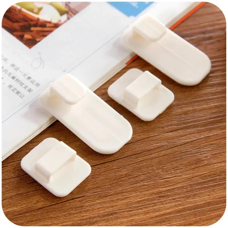 1 conjunto (2 pares/4 peças) de ganchos de plástico, ganchos adesivos fortes e adesivos, conjunto de chave, controle remoto, suporte de parede, cabide montado - Image 1