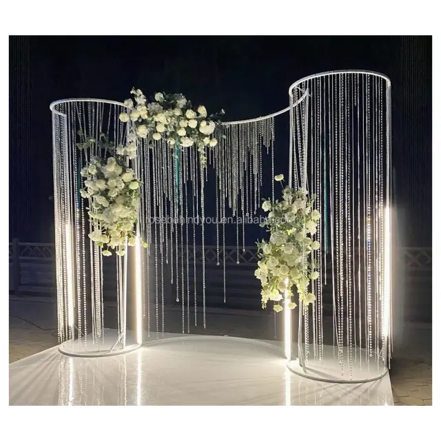 Arco de Casamento em S Branco com Contas de Cristal e Iluminação LED, Estrutura Metálica Decorada com Flores
