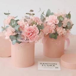 Caixa de presente redonda de veludo arranjada em rosas elegantes e preservadas, decoração do casamento, florista, flores frescas e reais - Image 1