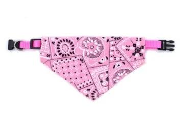 Colar de couro PU ajustável para pets com gravata triangular e bandana, disponível nos tamanhos S, M e L