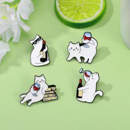 Desenhos animados Red Wine Cat Esmalte Broche, Músico Bonito Jóias, Asas Coloridas, Crachá De Metal De Gatinho Branco, Punk Animais Lapela Pins - Image 2