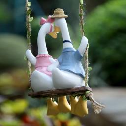 Estátuas do jardim do balanço do pato Decoração de cerca ao ar livre Estatueta de patos de resina fofa Escultura engraçada dos amantes do ganso, apto para casa, escritório, 1pc - Image 5