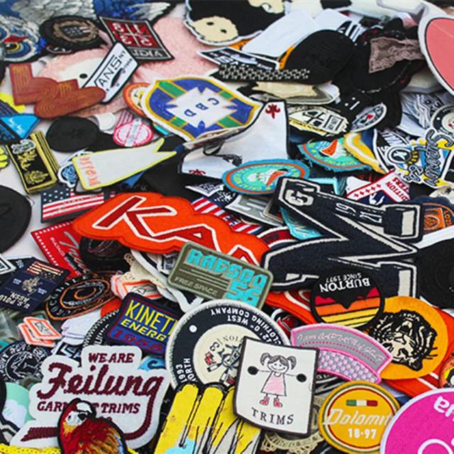 Pacote Variado de 100 Patches em Ferro e Bordados para Roupas - Apliques DIY Personalizados