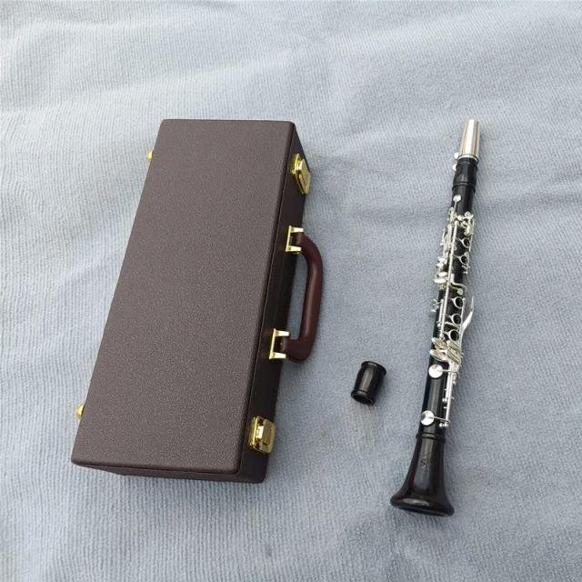 Clarinetista Profissional: Instrumento de Ébano e Granadilha em Tom E com Acabamento Prateado