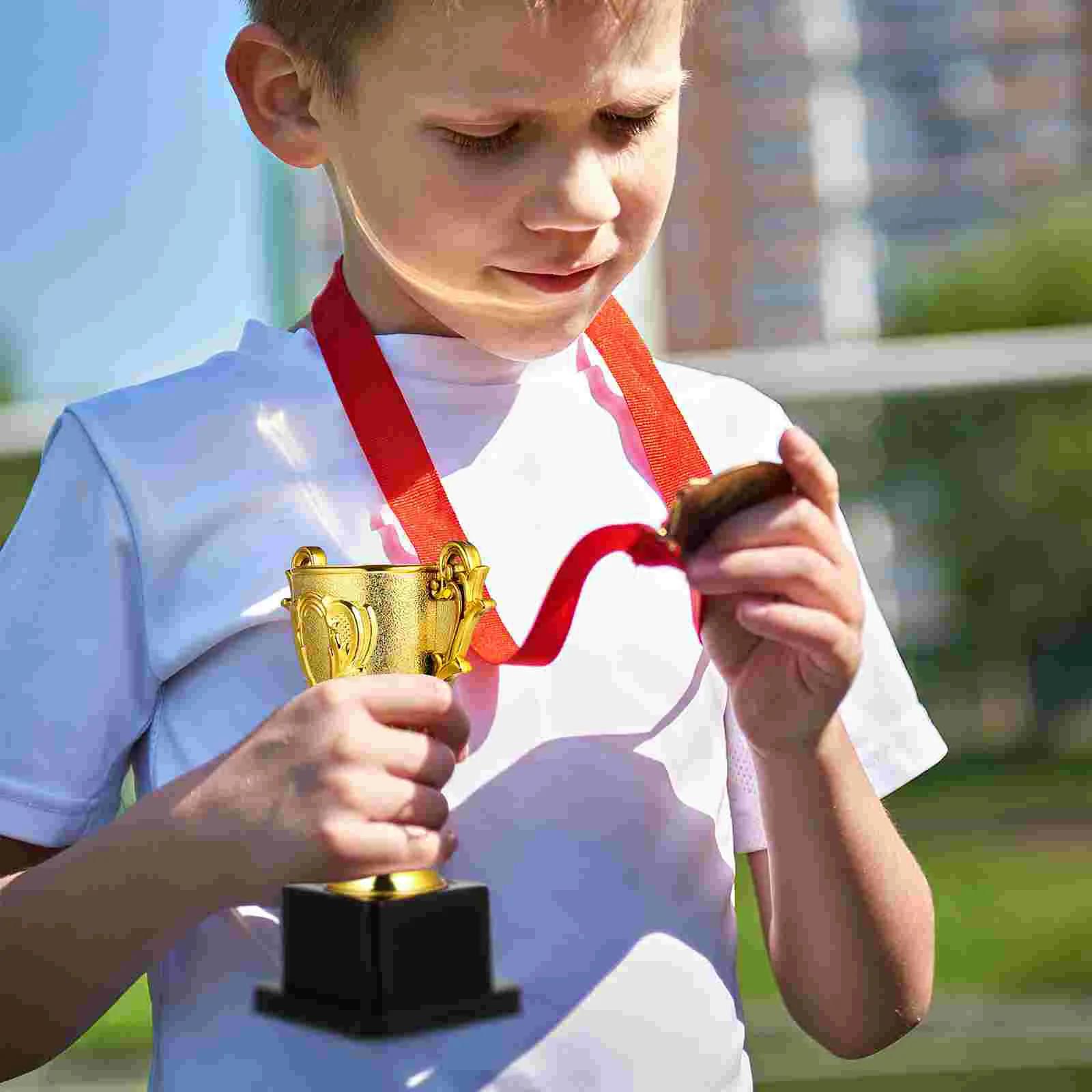 Troféu copo campeonato troféus de futebol medalhas esportes brinquedo engraçado piscina brinquedos vencedor para jogos prêmio pequeno presente criança trofei - Image 1