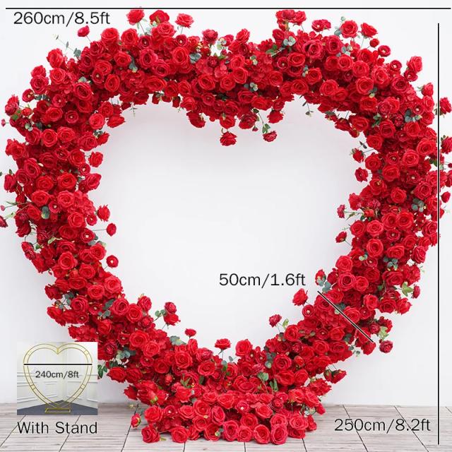 Arranjo Floral em Forma de Coração com Folhas Verdes e Rosas Vermelhas para Decoração de Casamento