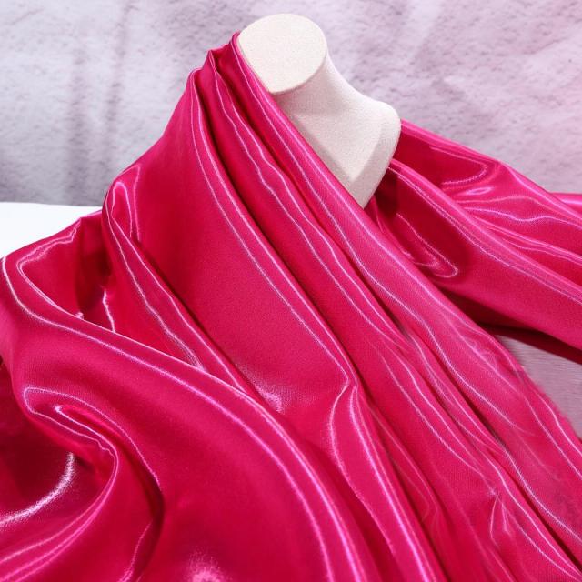 Tela metálica de cetim líquido lustroso em seda de cristal para decoração de vestidos de casamento - Materiais têxteis verdes de luxo para estilistas.