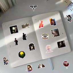 10/30/50/100 pçs o último de nós adesivos jogo de suspense adesivo bagagem portátil telefone guitarra bicicleta skate decalques decoração brinquedo - Image 6