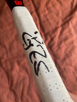 Roger Nader-Raquete de tênis autografada, autógrafo original em Ink Sports, 2023 - Image 2