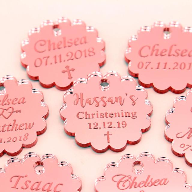 Etiquetas Redondas Onduladas com Espelho Dourado Personalizado para Batismo e Casamentos - Nomes de Bebê Gravados em Pacotes de 25, 50 ou 100 Peças para Decoração de Mesa e Presentes
