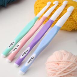 Antiderrapante ergonômico grande crochê ganchos para iniciantes, Agulhas plásticas de crochê, Extra longo, 1pc - Image 2