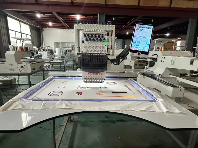 Máquina de Bordar Lewanjoy 12 Agulhas Computadorizada 350x500mm Uso Multidominal CE