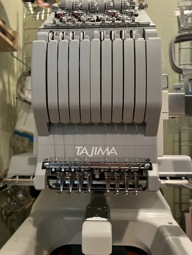 Máquina de Bordar Tajima Sai 8 Agulhas 1 Cabeça com Suporte