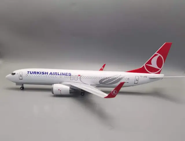 Modelo de Avião B737-800 Turkish Airlines 47cm - Metal Fundido com Luzes LED