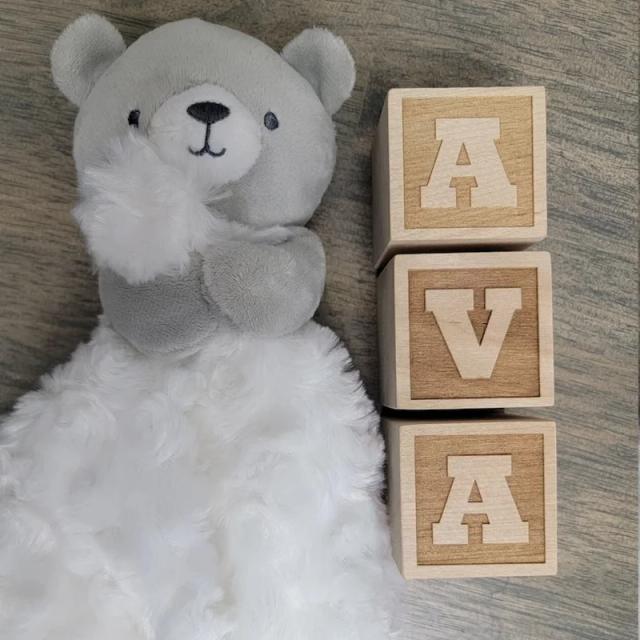 Blocos de Nome Personalizados em Madeira Natural 2"x2" para Decoração de Berçário e Presentes
